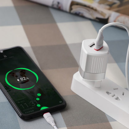 Prémium minőségű HOCO hálózati töltő C55A 2xUSB 2,4A fekete - Image 4